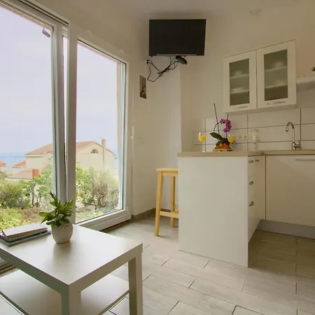 Studio Apartments Kali קאלי