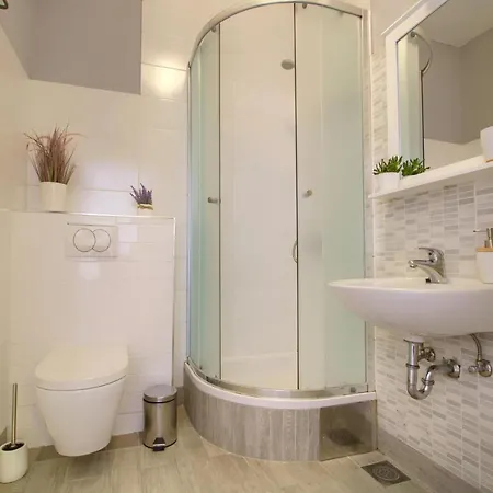 Studio Apartments Kali קאלי