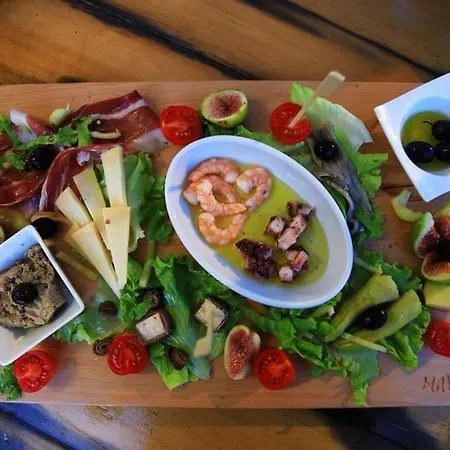 Studio Apartments Kali קאלי